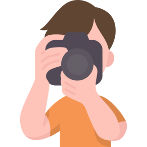 фотограф держит камеру